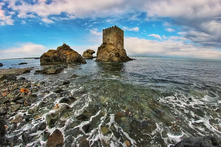 Karadeniz'in Dalgalara Direnen Yalnız Güzeli Pazar Kız Kalesi
