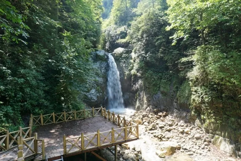 Yeşilin Kalbinde Bir Su Senfonisi Hemşin Akyamaç Şelalesi Tabiat Parkı